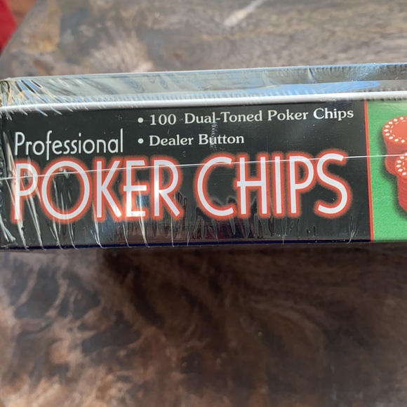 Texas hold em professional poker chips 100 chips dealer button & case card game - Picture 8 of 8